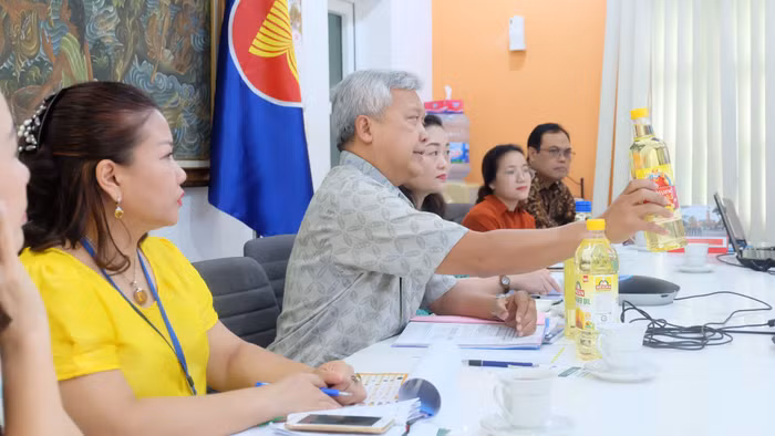 Đại sứ Indonesia tại Việt Nam, ngài Ibnu Hadi giới thiệu một số sản phẩm dầu ăn tại Việt Nam với các DN Indonesia.