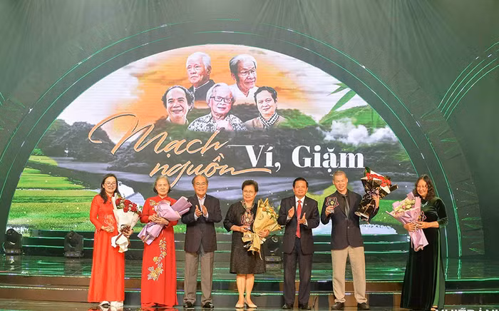 “Mạch nguồn ví, giặm”: Đêm nhạc đặc biệt tri ân 5 nhạc sĩ tài hoa của Nghệ An