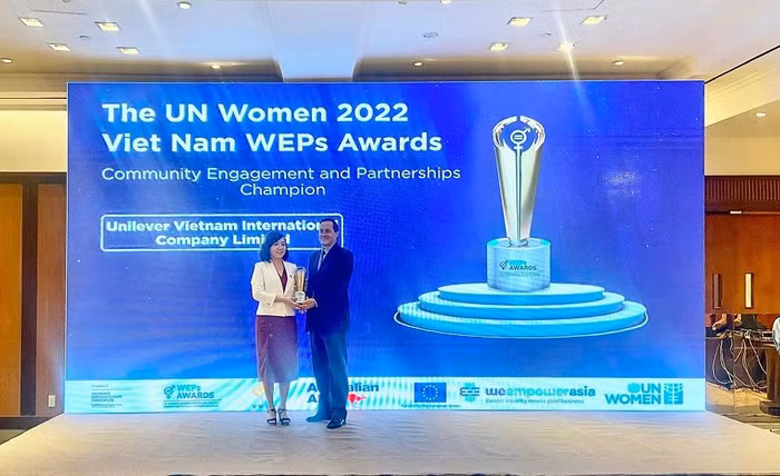 Đại diện Unilever nhận giải thưởng WEPs Awards