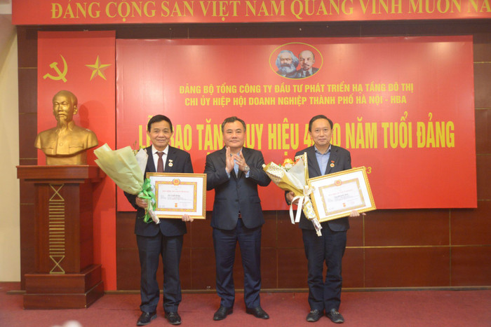 Hiệp hội Doanh nghiệp thành phố Hà Nội tổ chức trao huy hiệu Đảng đợt 3/2