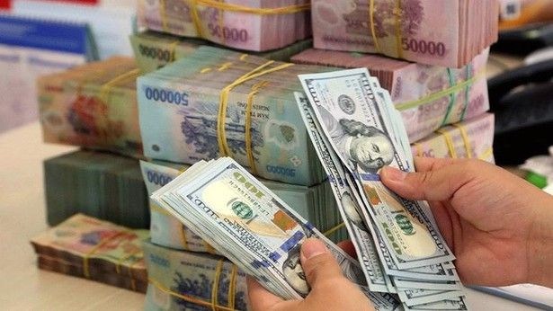 Giá USD “chợ đen” vượt mốc 24.000 đồng