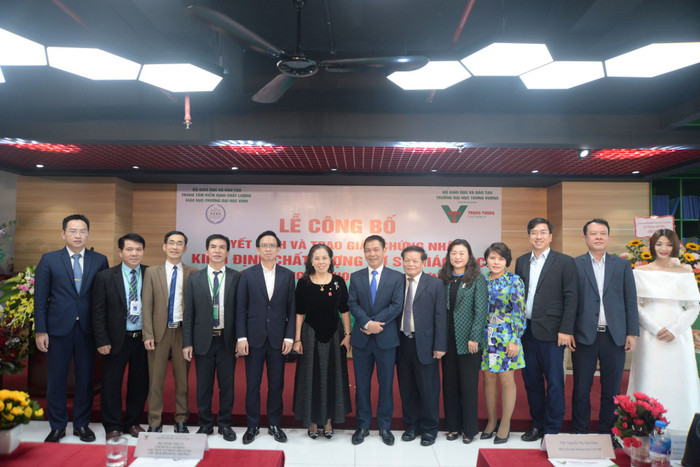 Đại học Trưng Vương đón nhận Chứng nhận kiểm định chất lượng giáo dục