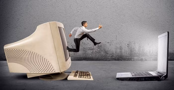 Sự ra đời của máy tính cá nhân là tiếng chuông gióng lên cho sự cáo chung của những chiếc máy tính cồng kềnh, khổng lồ và thô kệch