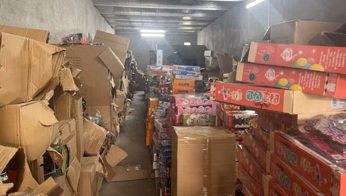 Kho hàng chứa đồ chơi trẻ em nhập lậu