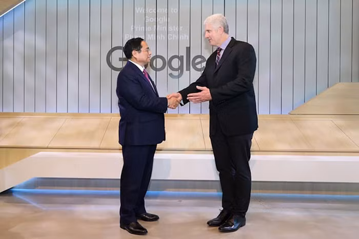Giám đốc điều hành của Google - Peter Norvig chào đón Thủ tướng đến thăm trụ sở Google - Ảnh: VGP/Nhật Bắc