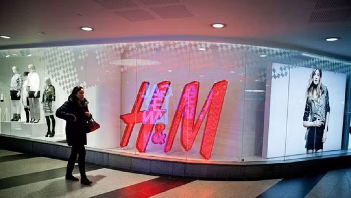 Bị Zara dẫn trước, H&M chứng kiến giá cổ phiếu giảm mạnh nhất 16 năm