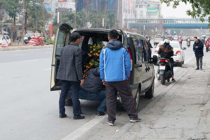 Người Hà Nội tấp nập đi sắm Tết ảnh 2