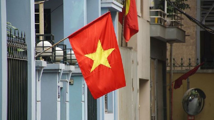 Phố phường Hà Nội rực rỡ cờ đỏ sao vàng mừng ngày thống nhất ảnh 8