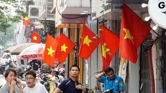 Phố phường Hà Nội rực rỡ cờ đỏ sao vàng mừng ngày thống nhất ảnh 7