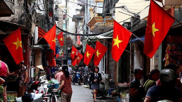 Phố phường Hà Nội rực rỡ cờ đỏ sao vàng mừng ngày thống nhất ảnh 12