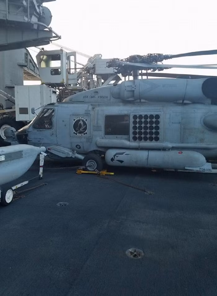 Dàn máy bay "khủng" trên tàu sân bay Mỹ USS Carl Vinson ở Đà Nẵng ảnh 2