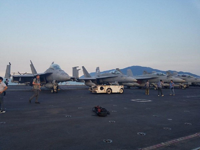 Dàn máy bay "khủng" trên tàu sân bay Mỹ USS Carl Vinson ở Đà Nẵng ảnh 10 Dàn máy bay "khủng" trên tàu sân bay Mỹ USS Carl Vinson ở Đà Nẵng ảnh 10