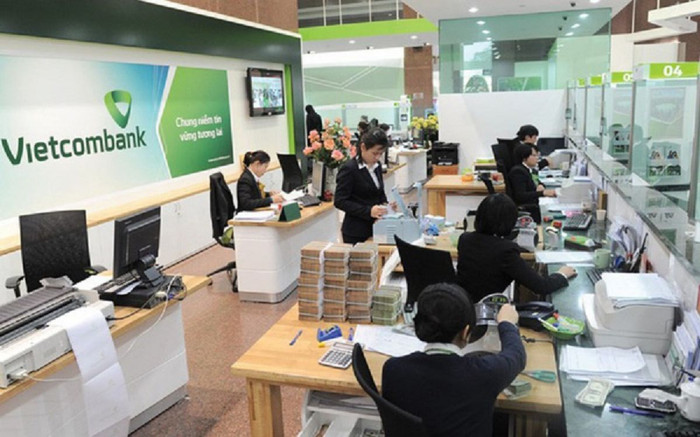 VietcomBank bắt đầu thu phí chuyển tiền cùng hệ thống và tăng phí SMS hàng tháng