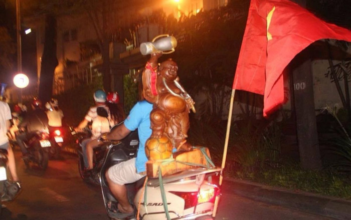 Muôn cách người hâm mộ thể hiện tình yêu với U.23 Việt Nam ảnh 7