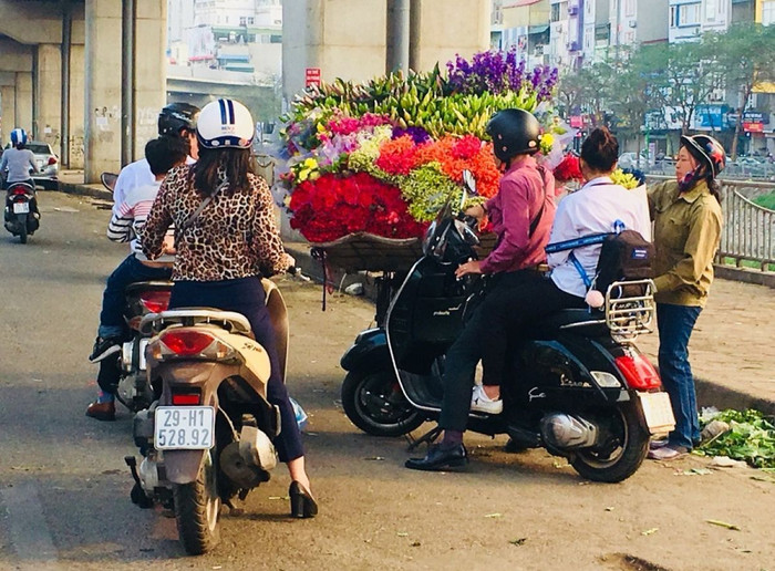 Hà Nội rộn ràng sắc hoa cận ngày quốc tế phụ nữ ảnh 1