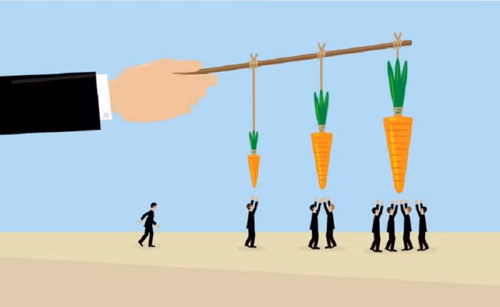 Dùng "cây gậy" hay "củ cà rốt" trong quản trị nhân sự?