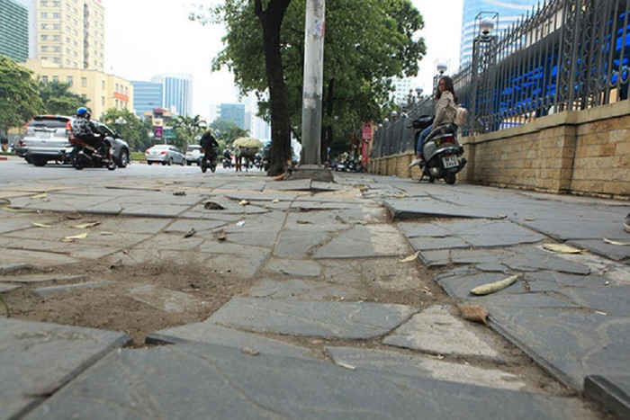 Lát đá vỉa hè có sai phạm, nhiều cán bộ Hà Nội bị truy trách nhiệm