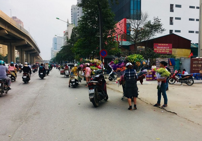 Hà Nội rộn ràng sắc hoa cận ngày quốc tế phụ nữ ảnh 7
