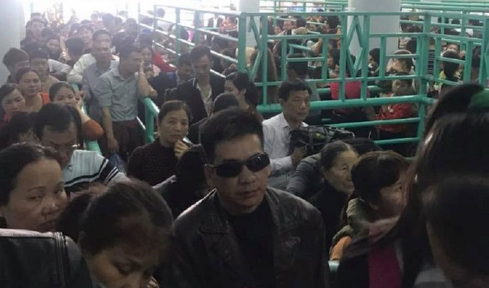 Khai hội chùa Hương, biển người tắc cứng trong mưa ảnh 2 Khai hội chùa Hương, biển người tắc cứng trong mưa ảnh 2