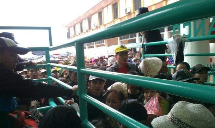 Khai hội chùa Hương, biển người tắc cứng trong mưa ảnh 3 Khai hội chùa Hương, biển người tắc cứng trong mưa ảnh 3