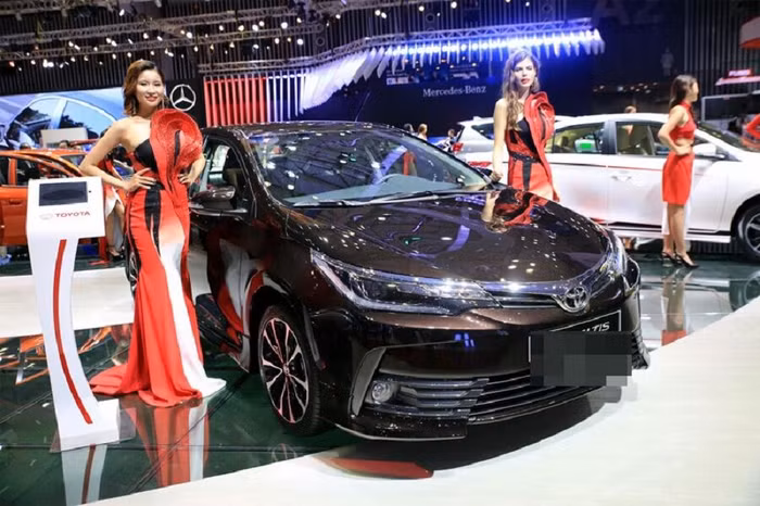 Toyota đồng loạt giảm giá: Ô tô 2018 xuống giá kịch sàn