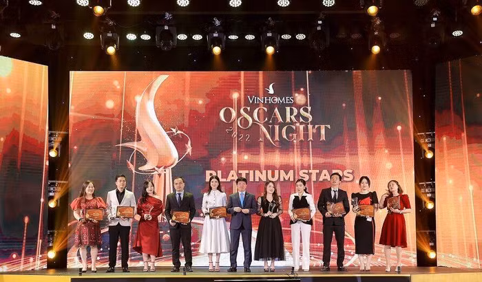 Ông Hoàng Văn Sơn - Phó Tổng giám đốc Kinh doanh và Marketing vinh danh các đại lý được vinh danh danh hiệu Platinum xuất sắc, Platinum triển vọng.