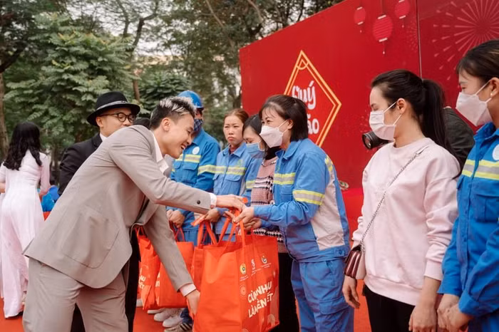 Người lao động vui mừng nhận những phần quà trong chương trình Cùng nhau làm nên Tết