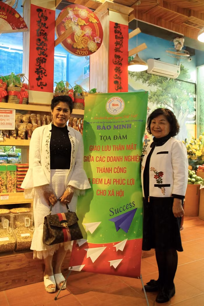 TGĐ Công ty Bảo Minh Bùi Thị Hạnh Hiếu (bên trái) cùng nữ doanh nhân Trần Hồng Dung