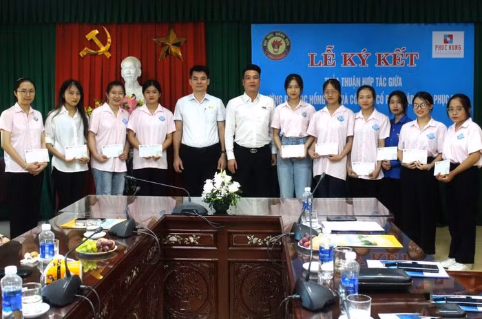 Tập đoàn Phục Hưng trao học bổng cho sinh viên Trường Đại học Hồng Đức