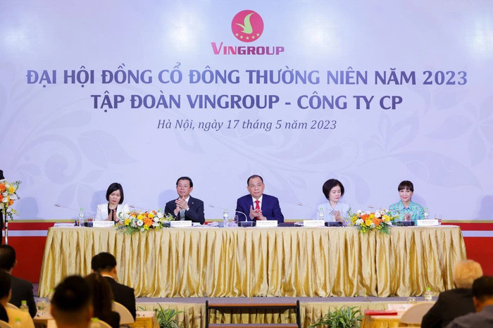 Tỷ phú Phạm Nhật Vượng lý giải nguyên nhân bỏ xe xăng sang xe điện