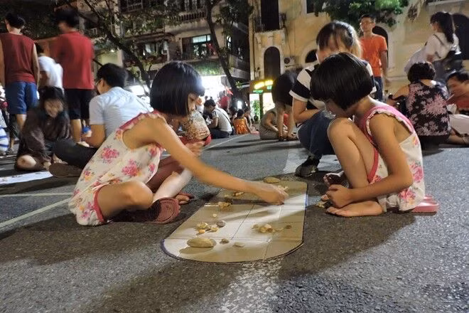 Người dân náo nức đổ về phố đi bộ thưởng ngoạn nghệ thuật đường phố ảnh 1