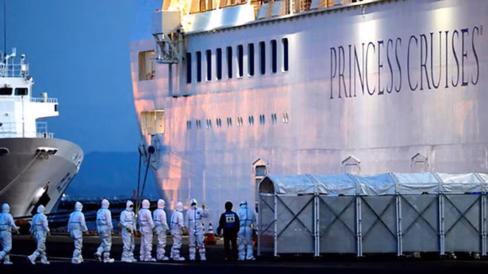 Chuyển bệnh nhân nhiễm Covid-19 từ Diamond Princess lên bờ để chữa trị. Ảnh: Reuters