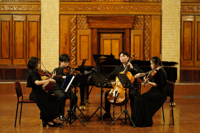 Nhóm The Omicron Ensemble biểu diễn hòa nhạc gây quỹ giúp đỡ trẻ em là nạn nhân chiến tranh