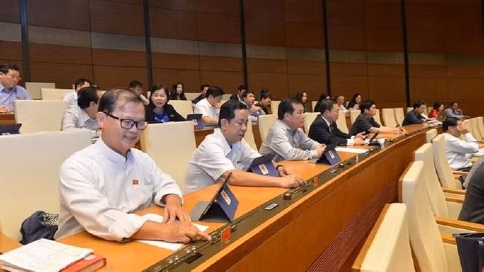 Các đại biểu quốc hội bấm nút thông qua Luật chứng khoán sửa đổi. Ảnh: Internet
