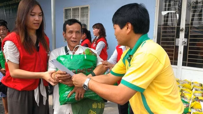 Đồng chí Tống Xuân Phong (ngoài cùng bên phải) trao quà cho người có hoàn cảnh khó khăn