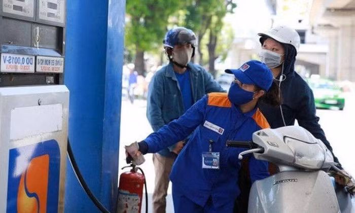 Chính phủ chỉ đạo Bộ Tài chính chủ động nghiên cứu hoàn thiện phương án giảm thuế VAT, thuế TTĐB đối với xăng dầu