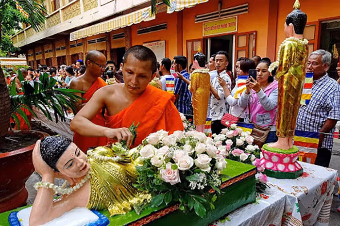 Người Khmer tắm tượng Phật trong ngày Tết Chôl Chnăm Thmây 2018