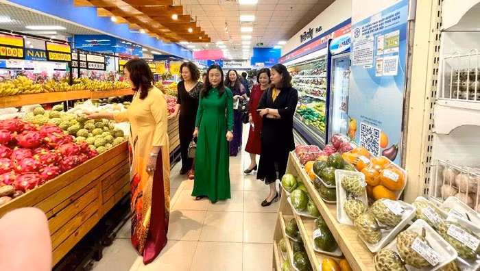 bà Nguyễn Thị Thu Thuỷ - Phó Chủ tịch Thường trực VACOD tham quan các gian hàng tại chương trình