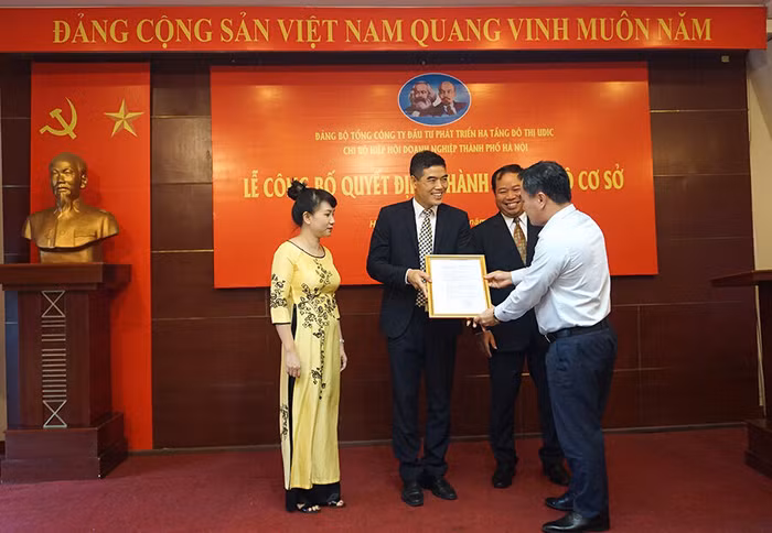 Đồng chí Giang Quốc Trung – Bí thư Đảng uỷ, Chủ tịch Hội đồng thành viên Tổng công ty Tổng công ty Đầu tư Phát triển hạ tầng đô thị UDIC trao quyết định thành lập Chi bộ cơ sở HBA