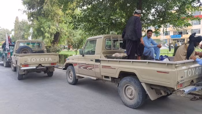 Các tay súng Taliban trong cơ quan hành chính thành phố Jalalabad, tỉnh Nangarhar.