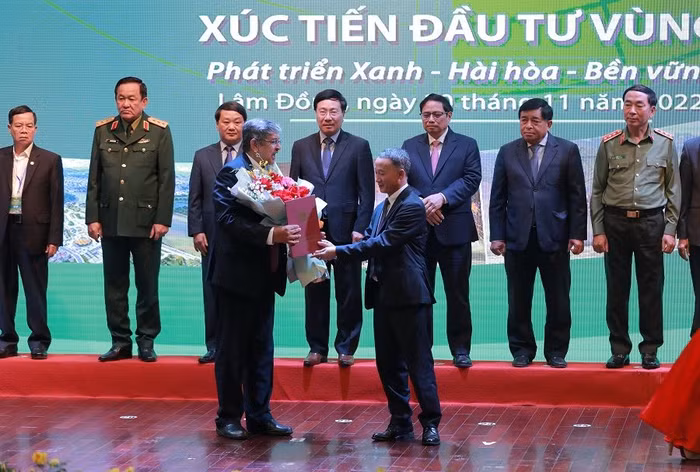 Chủ tịch UBND tỉnh Lâm Đồng trao Quyết định đầu tư cho đại diện Tập đoàn TH