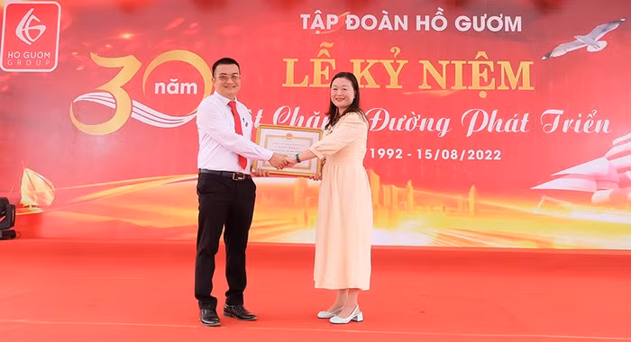 Bà Nguyễn Thị Thu Thủy – Đại diện VCCI trao bằng khen của TP. Hà Nội cho Tập đoàn về những thành tích đã đạt được trong thời gian qua