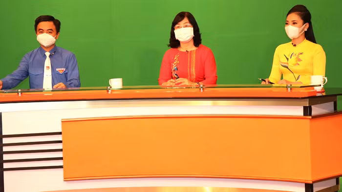Chủ tịch Liên hiệp các hội Khoa học và Kỹ thuật tỉnh Bình Phước Nguyễn Thị Lan Hương (giữa) và Bí thư Tỉnh Đoàn Trần Quốc Duy (bìa trái) hào hứng tham dự talkshow “Tết độc lập - niềm tin và khát vọng”