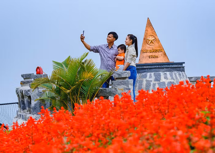 Đầu năm mới chiêm bái khu trưng bày nghệ thuật Phật giáo mới ra mắt tại núi Bà Tây Ninh ảnh 2
