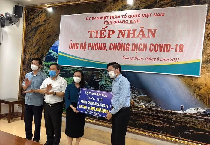 Tập đoàn FLC trao tặng 4 tỷ đồng tiền mặt hỗ trợ Quảng Bình phòng chống dịch Covid – 19