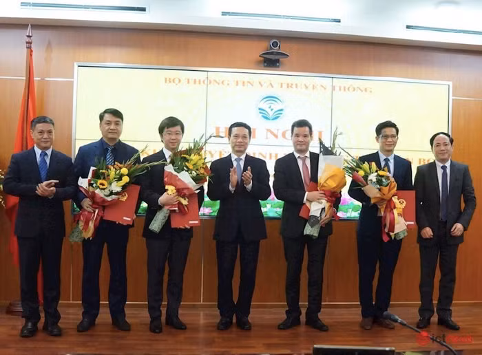Bộ trưởng Nguyễn Mạnh Hùng và các Thứ trưởng Phạm Hồng Hải, Phạm Anh Tuấn trao quyết định điều động và bổ nhiệm cán bộ Văn phòng Bộ, Cục Viễn thông và Quỹ Dịch vụ viễn thông công ích Việt Nam (Ảnh: TK)