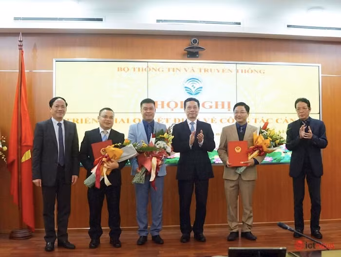 Bộ trưởng Nguyễn Mạnh Hùng và các Thứ trưởng Hoàng Vĩnh Bảo, Phạm Anh Tuấn trao quyết định điều động và bổ nhiệm cán bộ lãnh đạo của Vụ Kế hoạch tài chính, báo VietNamNet, tạp chí TT&amp;TT (Ảnh: TK)