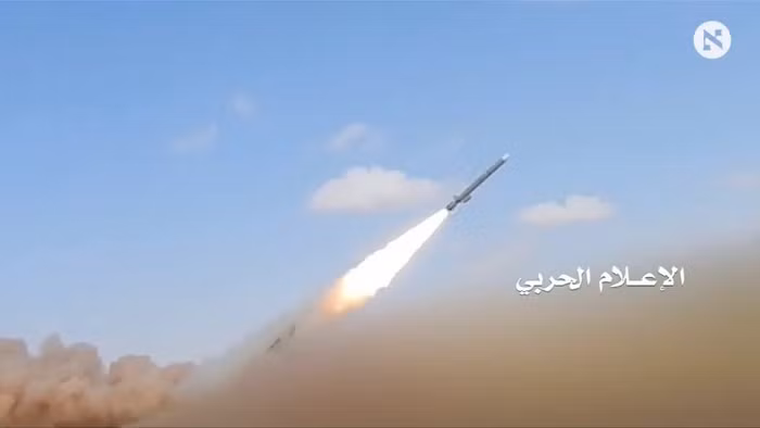 Houthi nã tên lửa tầm gần vào Ả rập Xê út