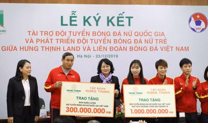 Bà Đặng Thị Ngọc Thịnh - Phó Chủ tịch nước, cùng đại diện Tập đoàn Hưng Thịnh và VFF trao tặng 1 tỷ đồng tiền thưởng cho Đội tuyển bóng đá nữ Việt Nam và 300 triệu đồng cho Ban huấn luyện Đội tuyển bóng đá nữ