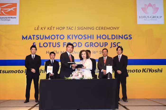 Bà Lê Vân Mây – Chủ tịch kiêm CEO của Lotus Food Group và ông Kiyoo Matsumoto – Chủ tịch Matsumoto Kiyoshi ký kết hợp tác